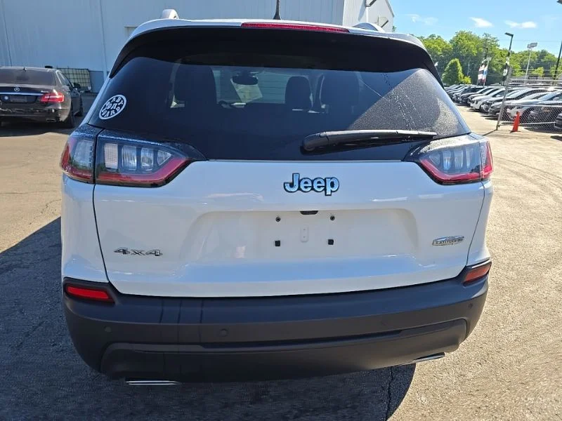 Used 2021 White Jeep Latitude Lux image 6
