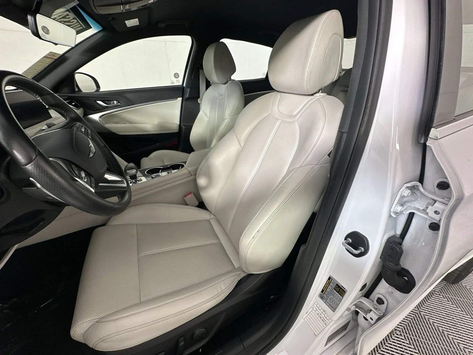 Used 2025 White Genesis 2.5T image 11