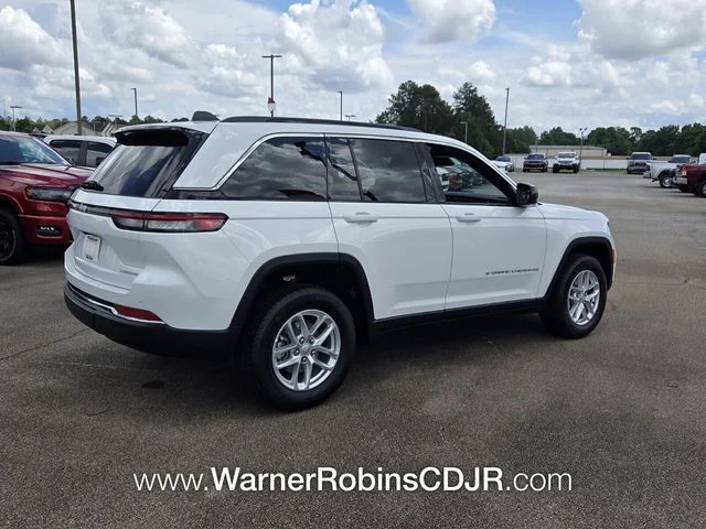 New 2026 Bright White Clear-Coat Exterior Paint Jeep Laredo image 13
