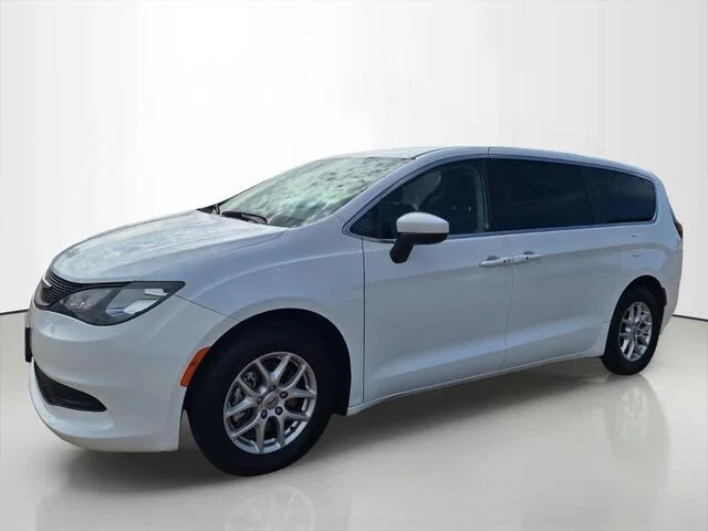 2023 Chrysler Voyager LX's photo