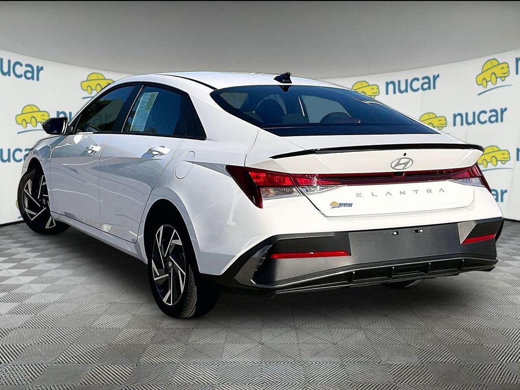 Used 2025 White Hyundai SEL Sport image 4