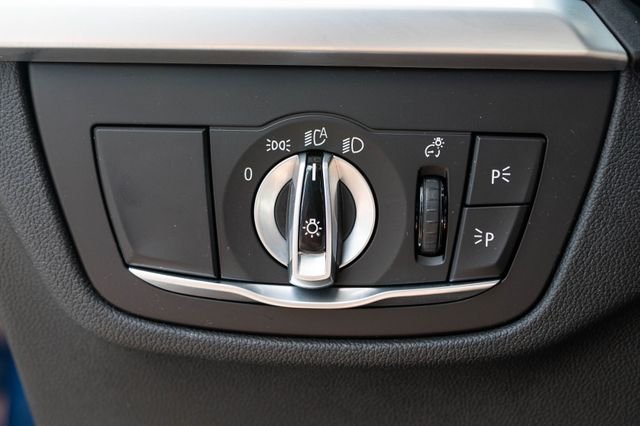 Used 2022 Blue Metallic BMW xDrive30i image 25