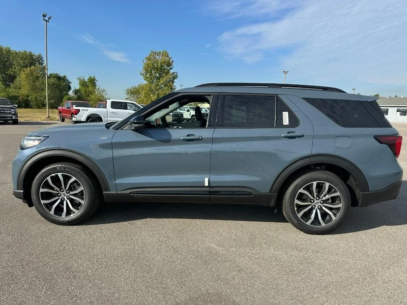 New 2026 Vapor Blue Metallic Ford ST-Line 4WD image 2