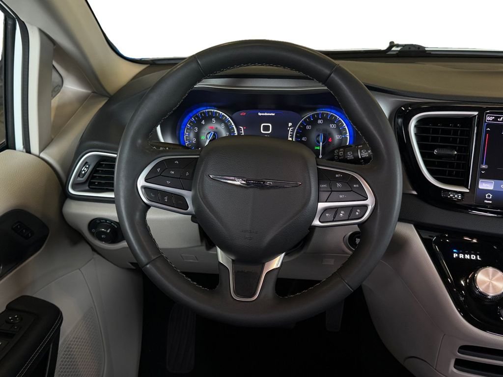 Used 2024 White Chrysler Touring L image 17
