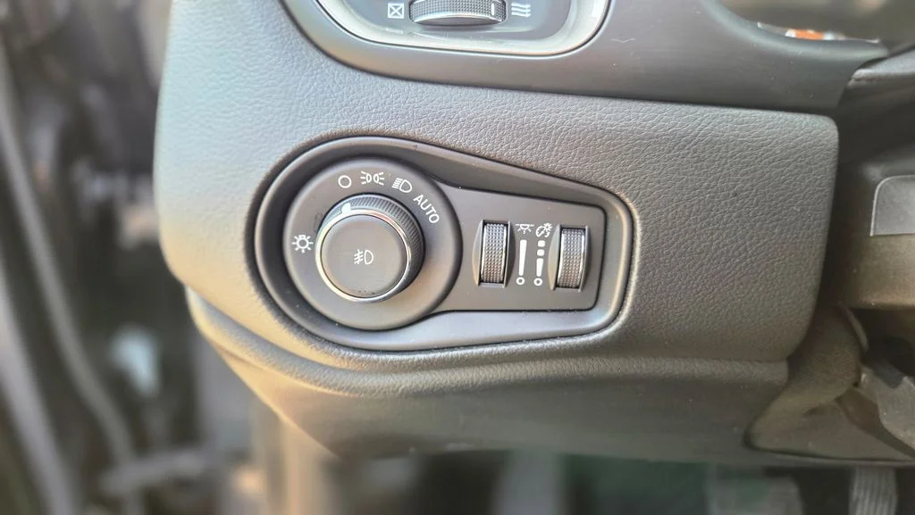 Used 2022 Gray Jeep Limited image 19