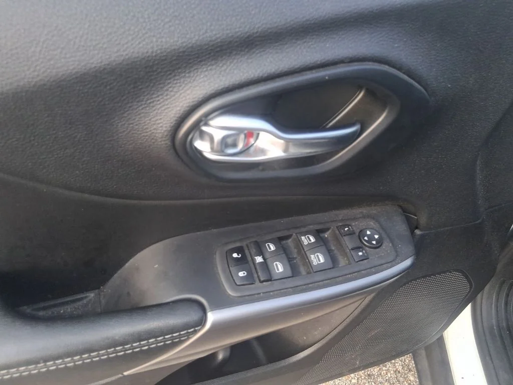 Used 2022 White Jeep Latitude Lux image 8