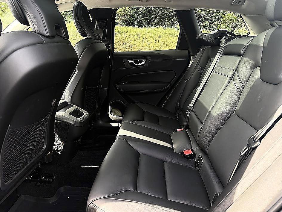 Used 2019 Bright Silver Metallic Volvo Momentum image 16