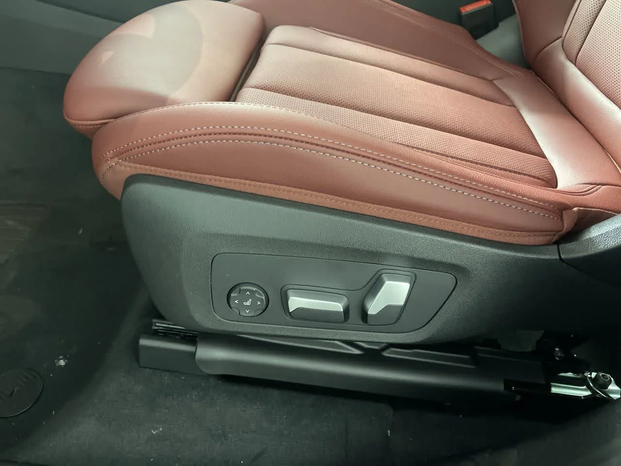 Used 2024 Black Sapphire Metallic BMW xDrive30i image 10