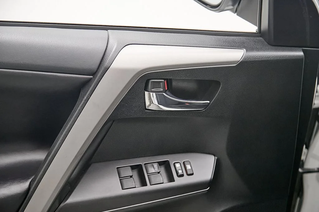 Used 2018 White Toyota XLE image 11