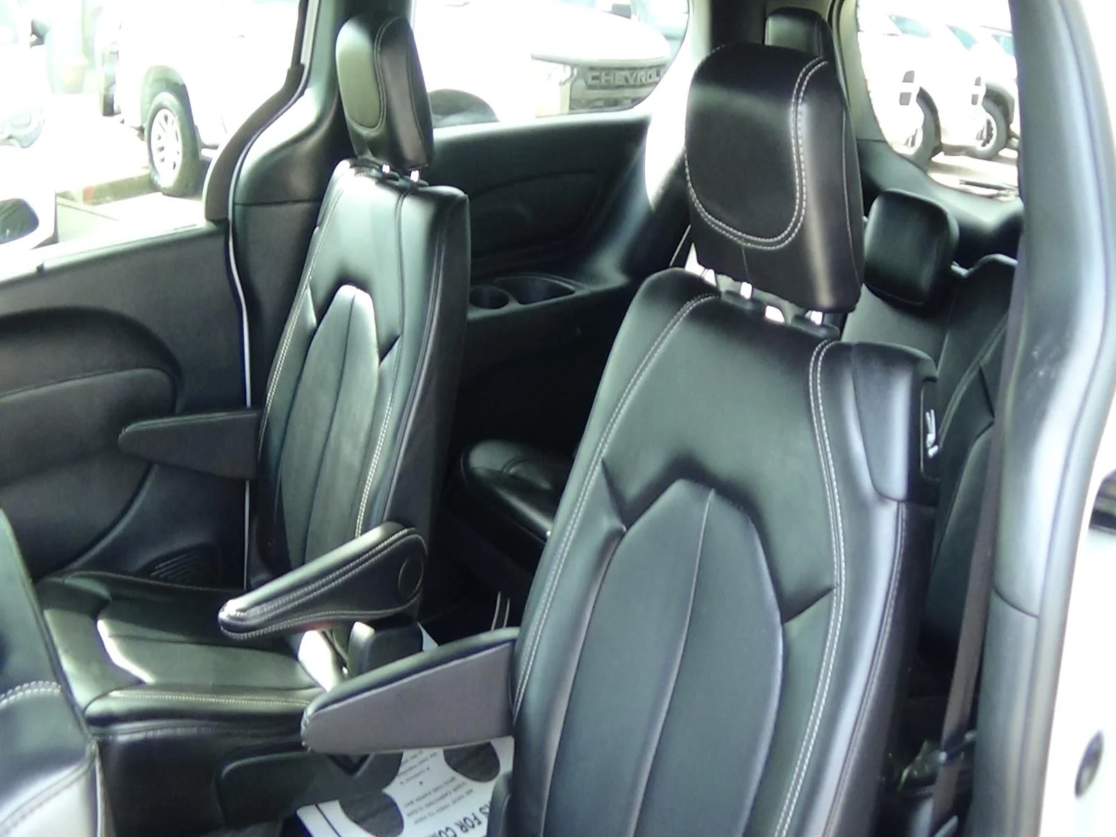 Used 2025 Bright White Clear Coat (pw7) Chrysler Select image 12