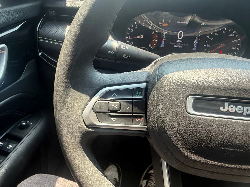 Used 2022 White Jeep Latitude image 17