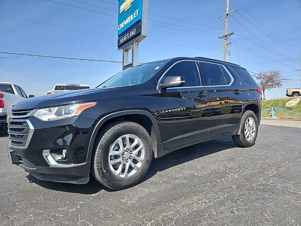 Used 2021 Chevrolet Traverse 1LT with VIN 1GNEVGKW0MJ235393 for sale in Kansas City