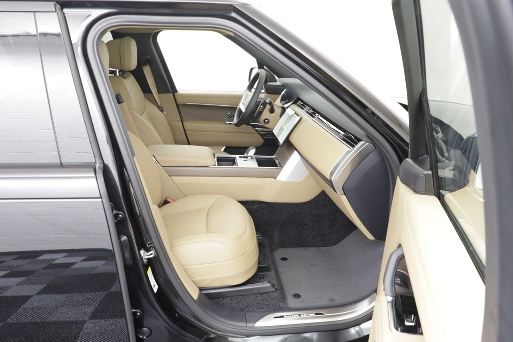 New 2026 Santorini Black LAND ROVER SE LWB 7-Seats / V8 image 21
