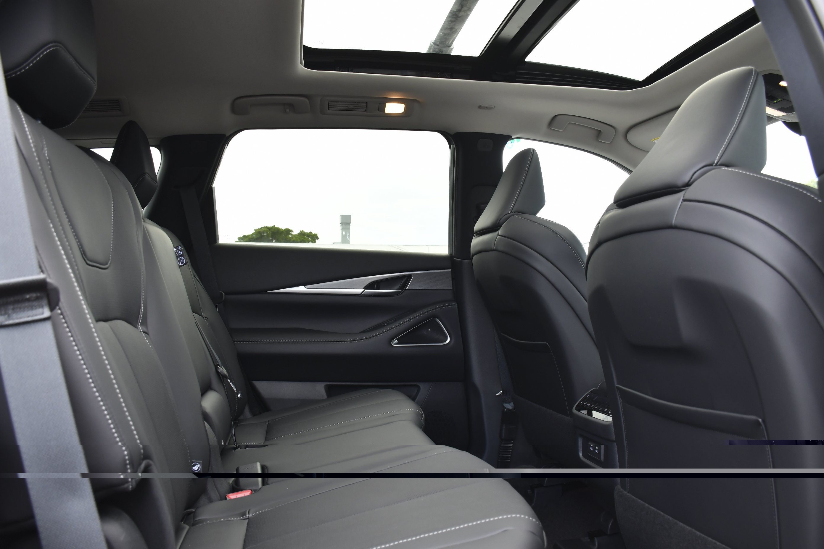 New 2027 GRAPHITE SHADOW INFINITI Luxe FWD image 30