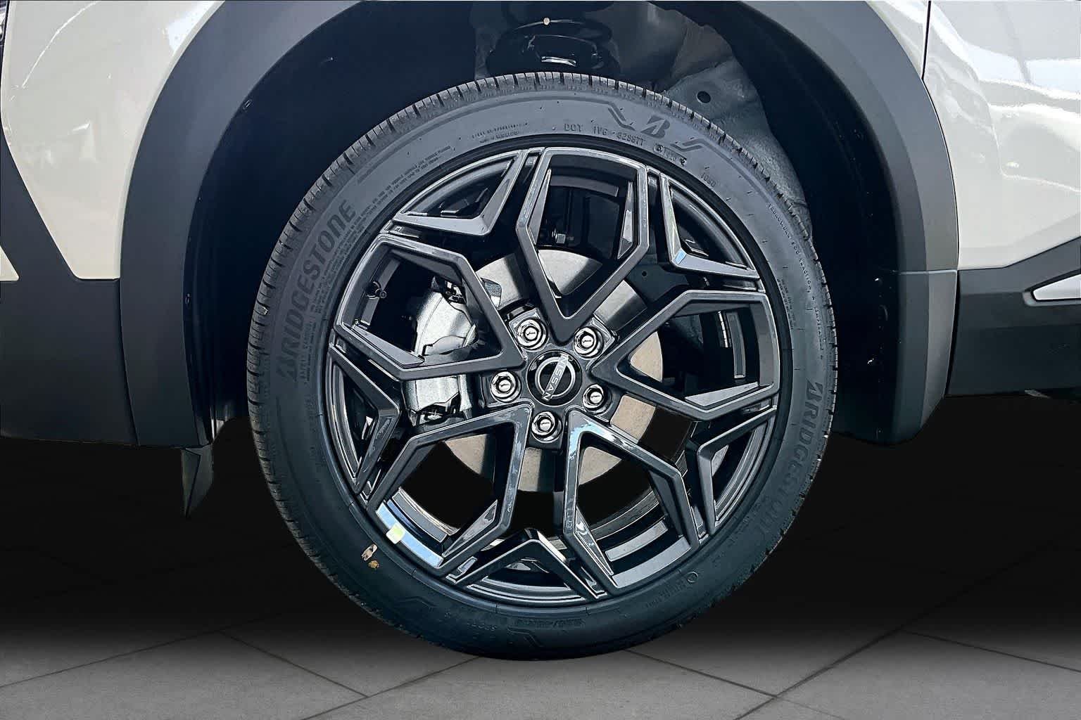 New 2026 Aspen White Tricoat/Super Black Nissan SR image 9