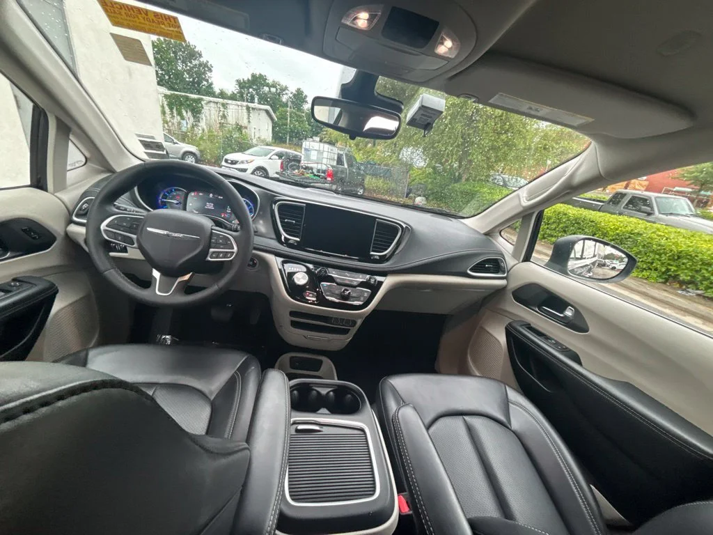Used 2023 Black Chrysler Touring L image 17