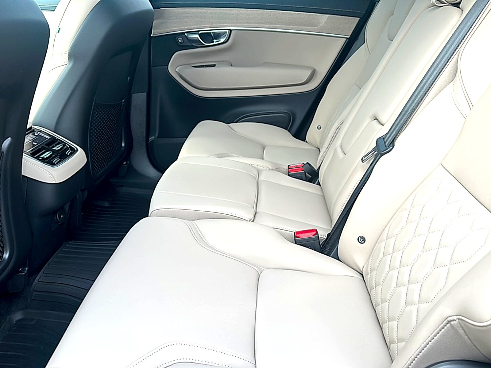 2026 Volvo XC90 Plus - Photo 15