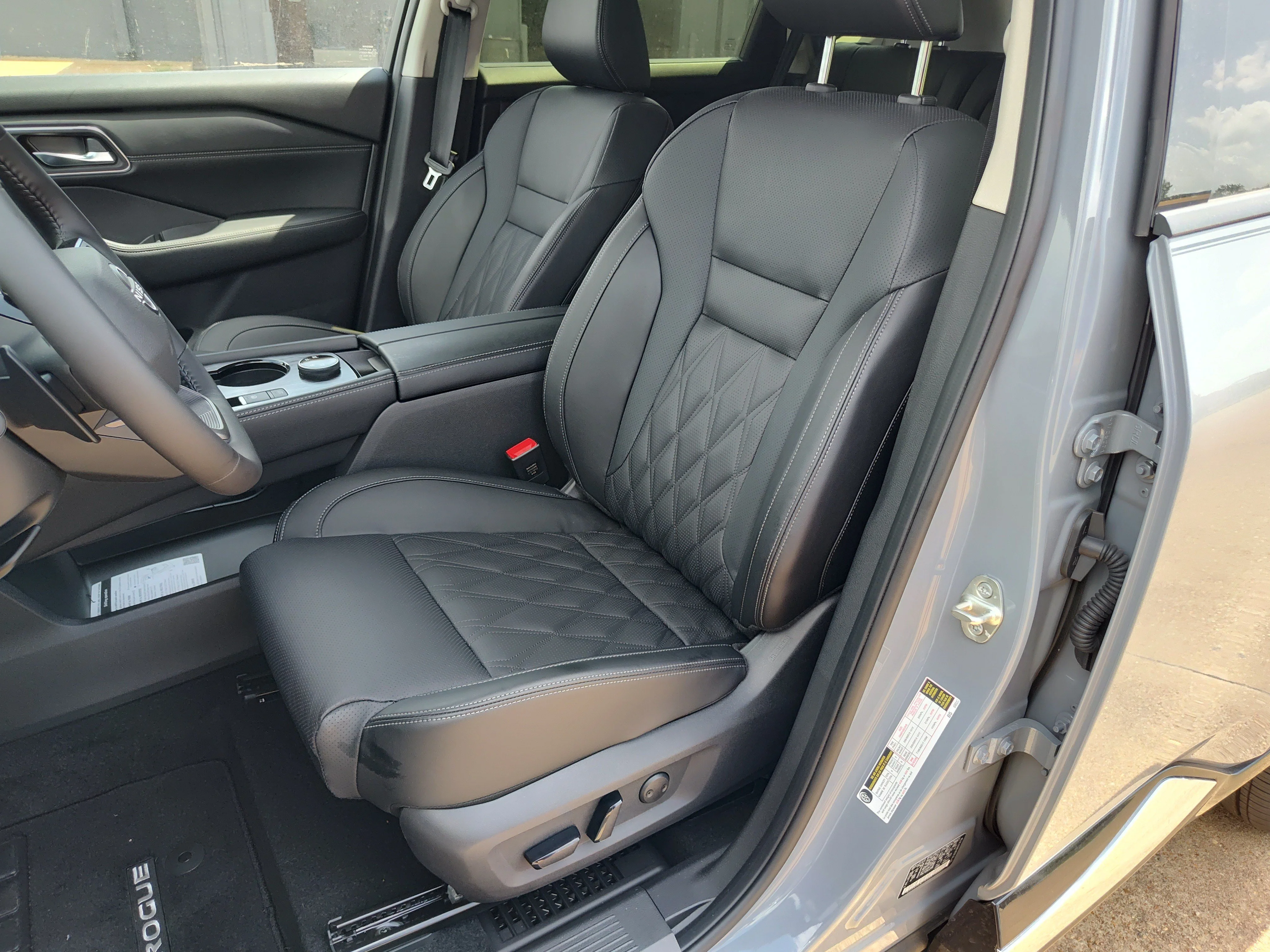New 2026 Boulder Gray Pearl / Super Black Two-tone Nissan Platinum image 7
