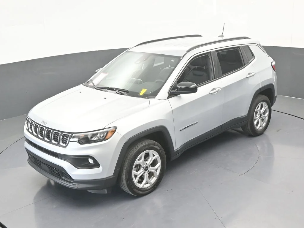 Used 2025 Silver Zynith Metallic Clearcoat Jeep Latitude image 15