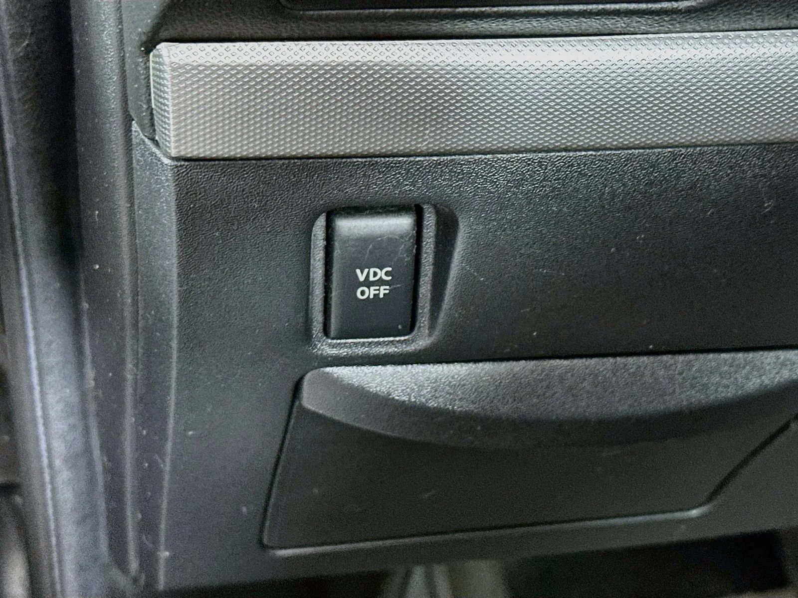 Used 2011 Black Nissan 2.0 SL image 11