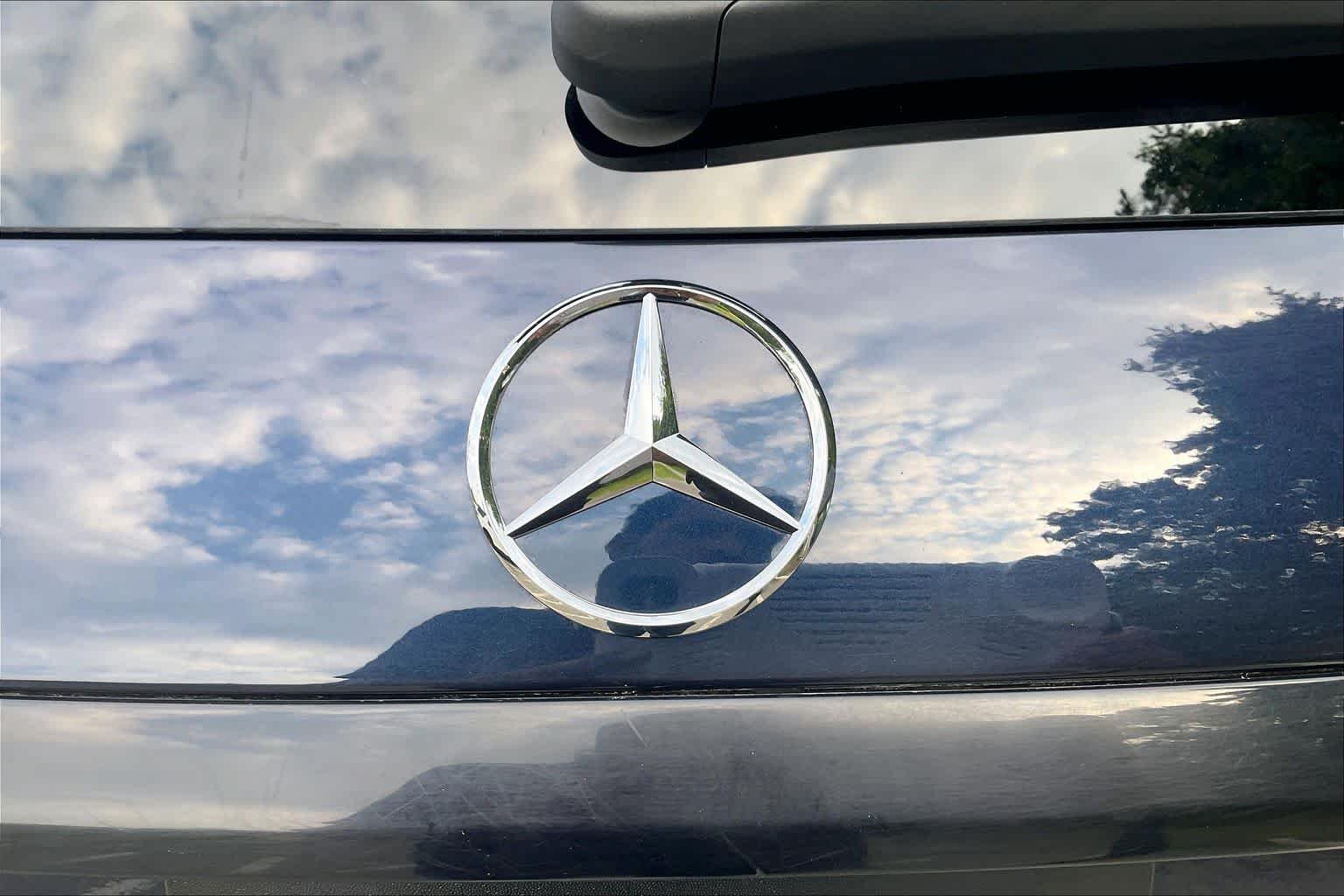 Used 2023 Nautical Blue Metallic Mercedes-Benz GLC 300 image 32