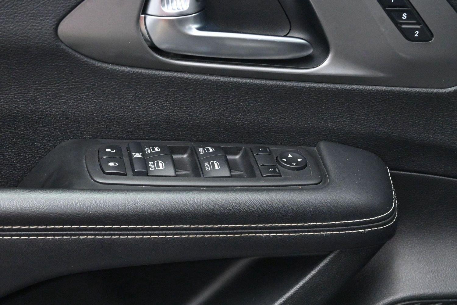 Used 2025 Diamond Black Crystal Pearlcoat Chrysler Select image 10