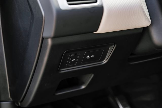 Used 2025 White Land Rover Dynamic SE image 34