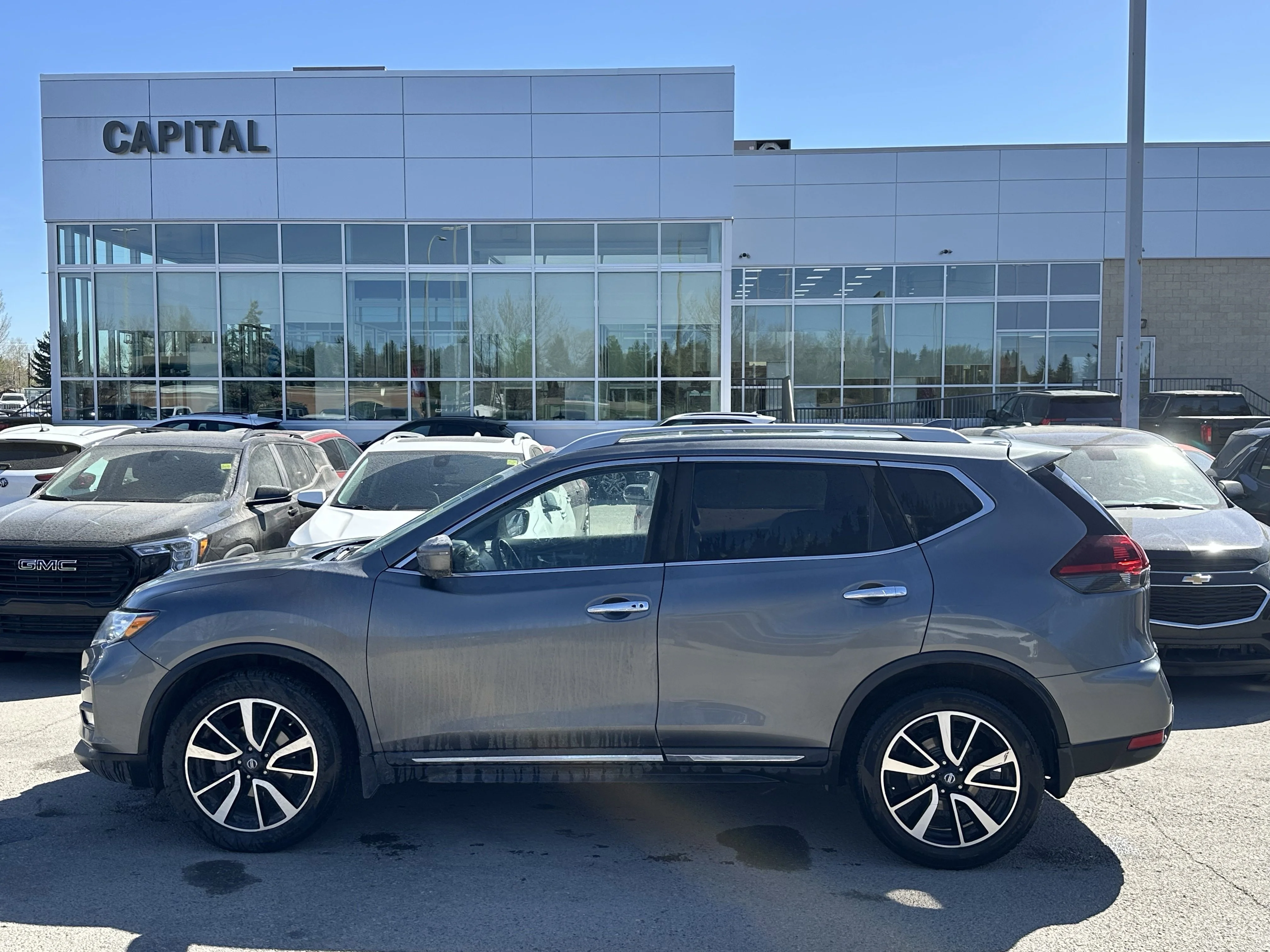 Used 2019 Black Nissan SL image 3
