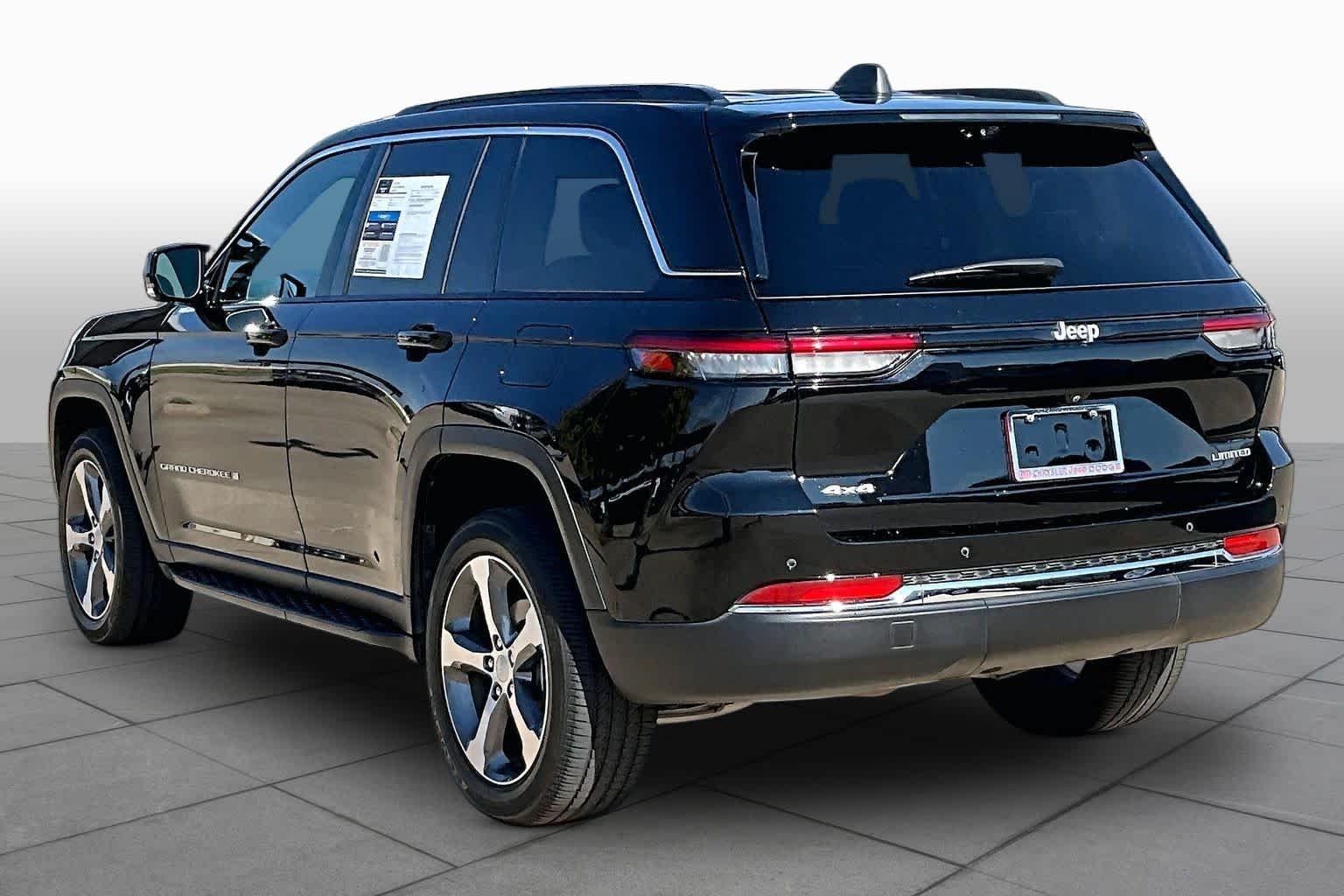 Used 2025 Diamond Black Crystal Pearlcoat Jeep Limited image 13