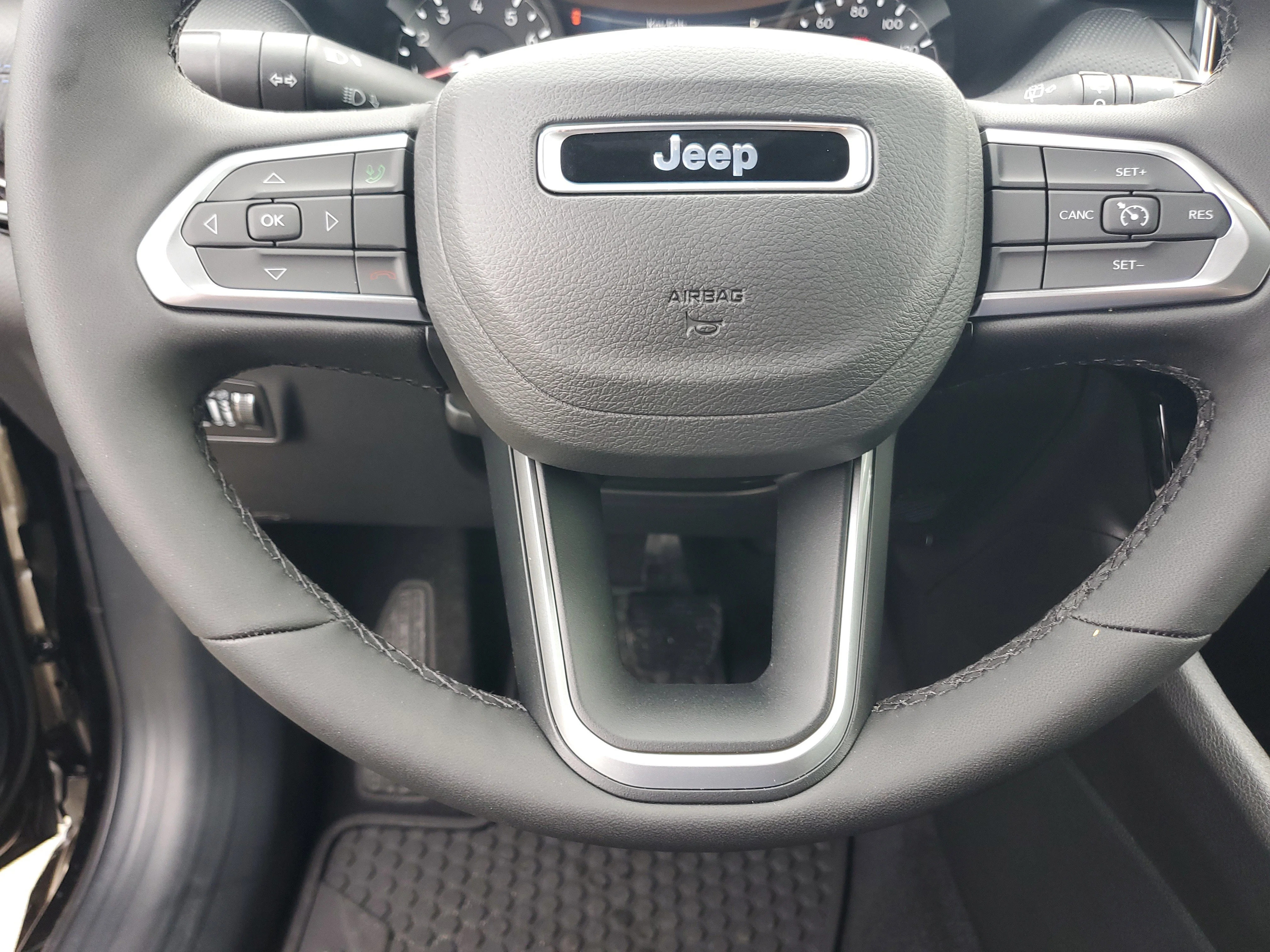 New 2026 Diamond Black Crystal Pearl-Coat Exterior Paint Jeep Latitude image 23
