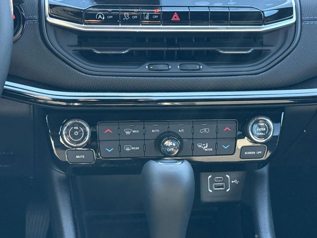 New 2026 White Jeep Latitude image 15