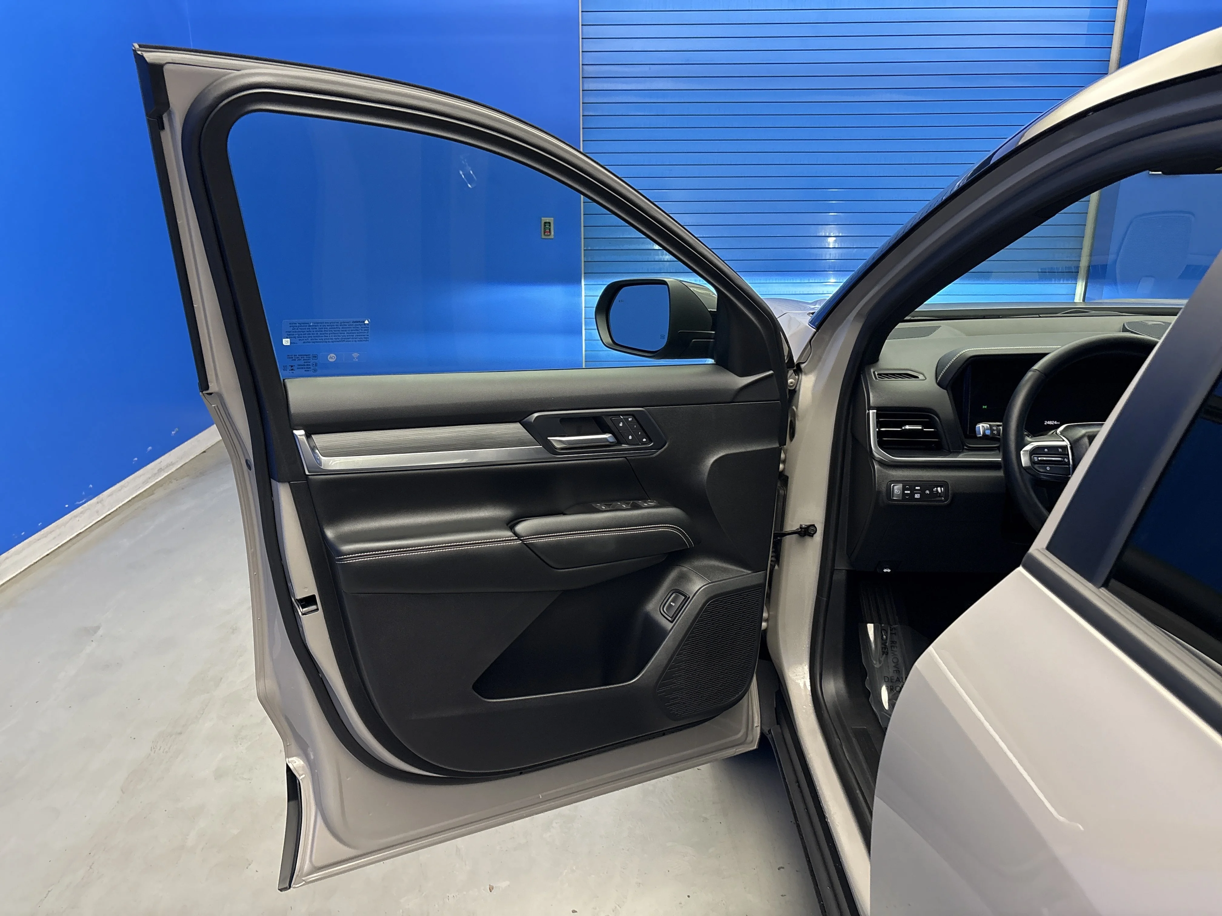 Used 2025 Riverstone Metallic GMC AWD Elevation image 9