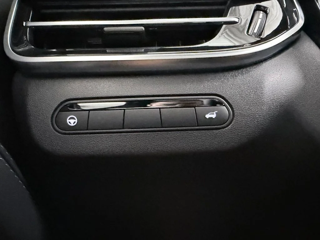 New 2027 2T RAD WHT INFINITI Sport AWD image 31