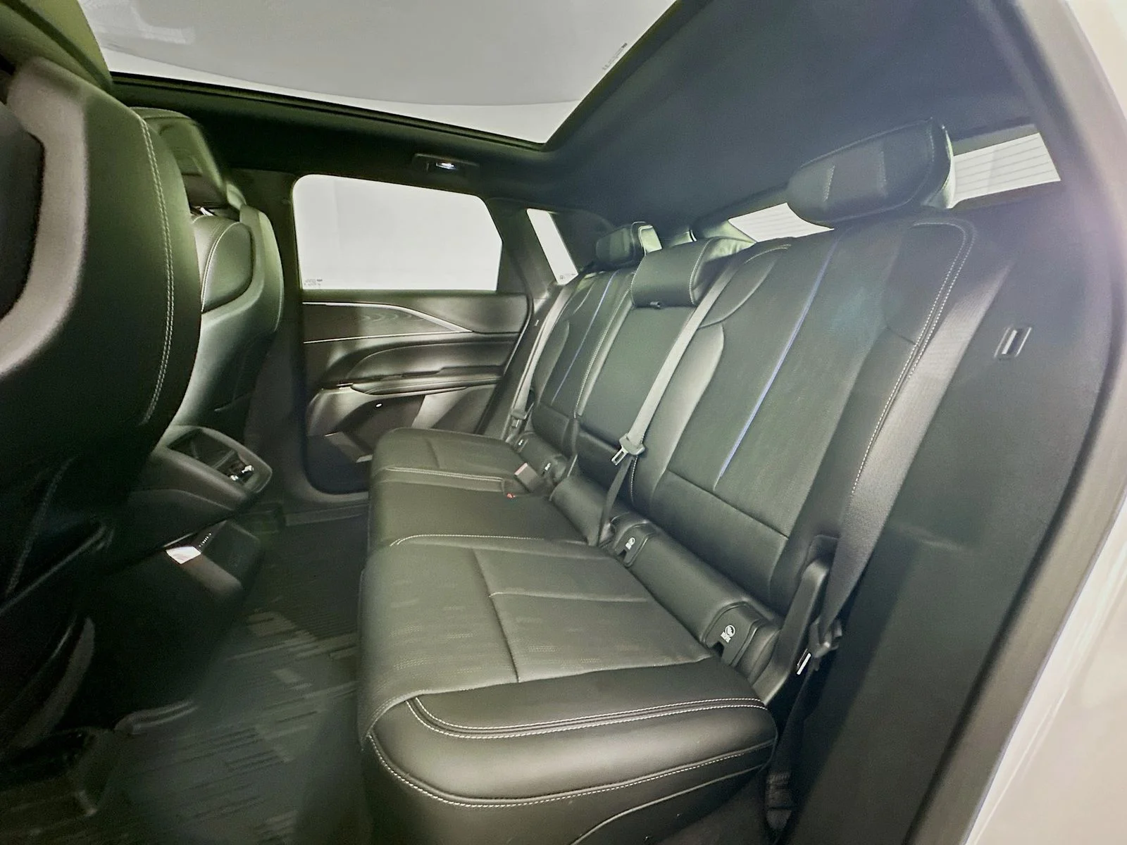 Used 2025 Crystal White Tricoat Cadillac Sport image 25