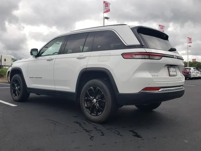 Used 2023  Jeep Limited image 8