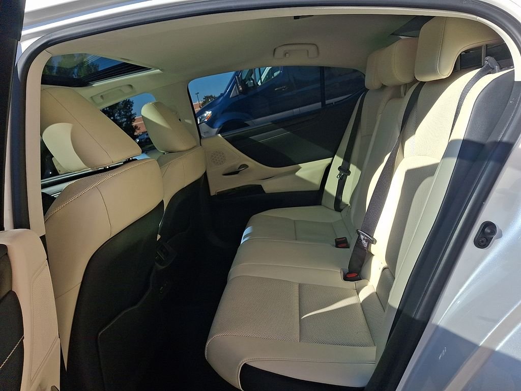 Used 2022 White Pearl Lexus 300h image 10