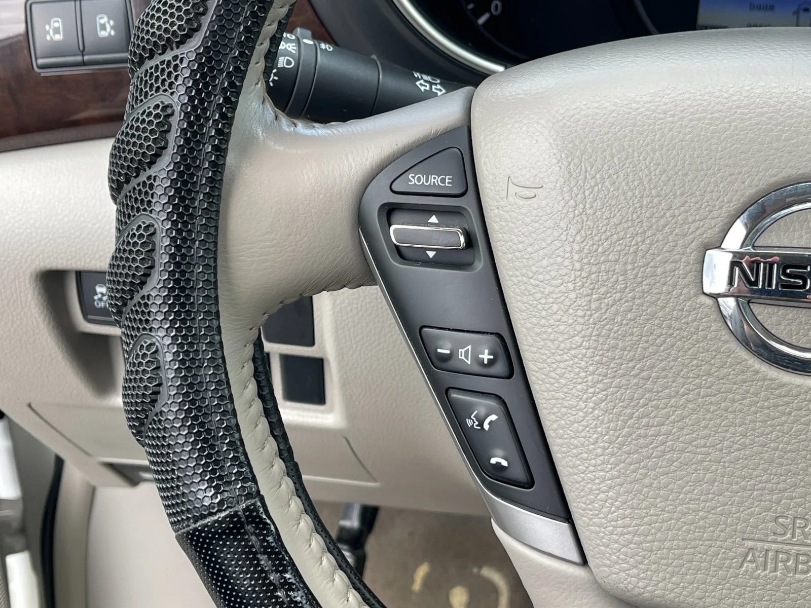 Used 2014 White Nissan 3.5 SL image 29