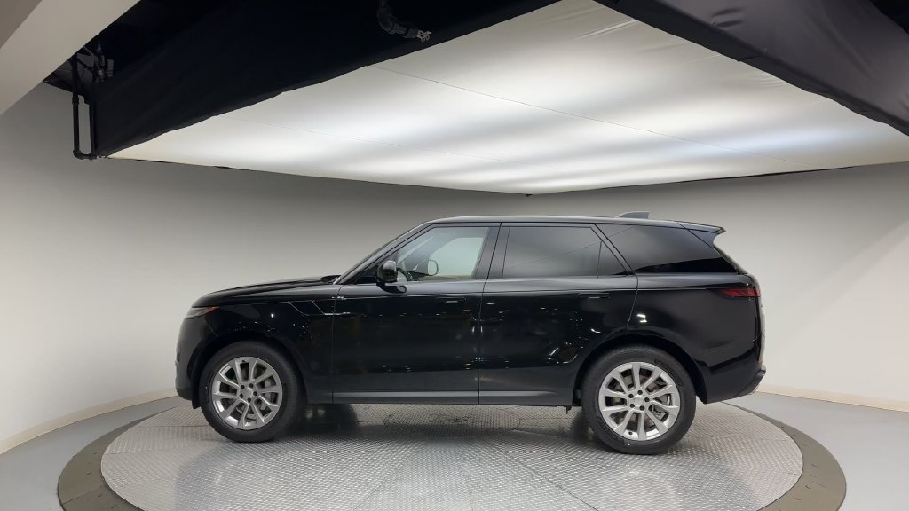 Used 2024 Santorini Black Metallic Land Rover SE image 5