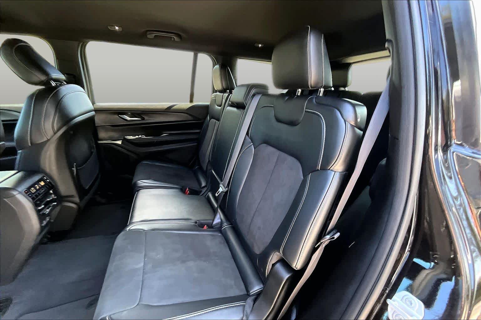 Used 2023 Diamond Black Crystal Pearlcoat Jeep Altitude image 21