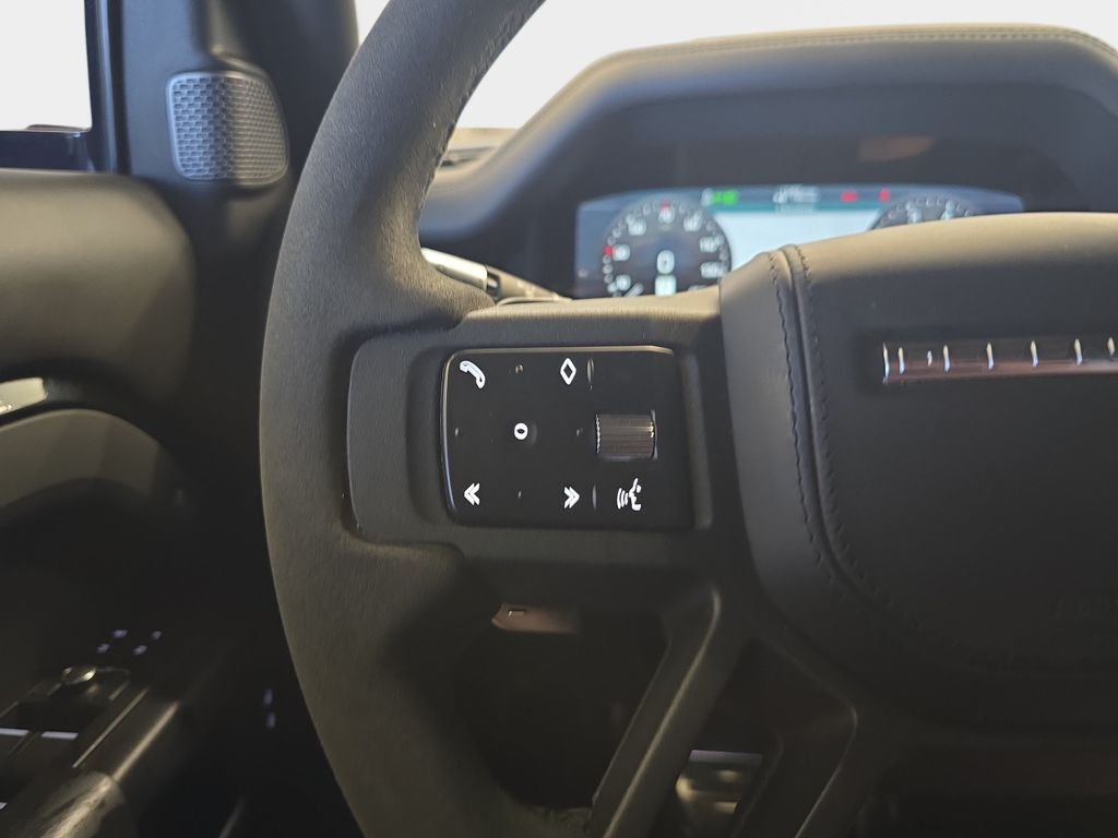 Used 2022 Black Land Rover V8 image 19