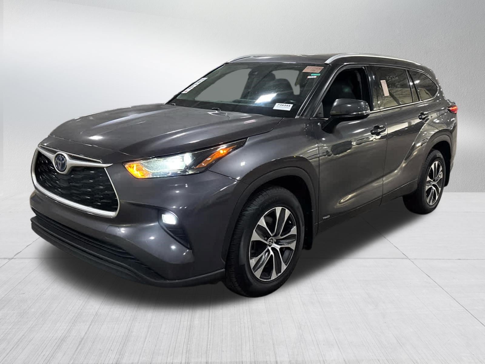 Used 2022 Toyota Highlander XLE with VIN 5TDGBRCH7NS556809 for sale in Golden Valley, Minnesota