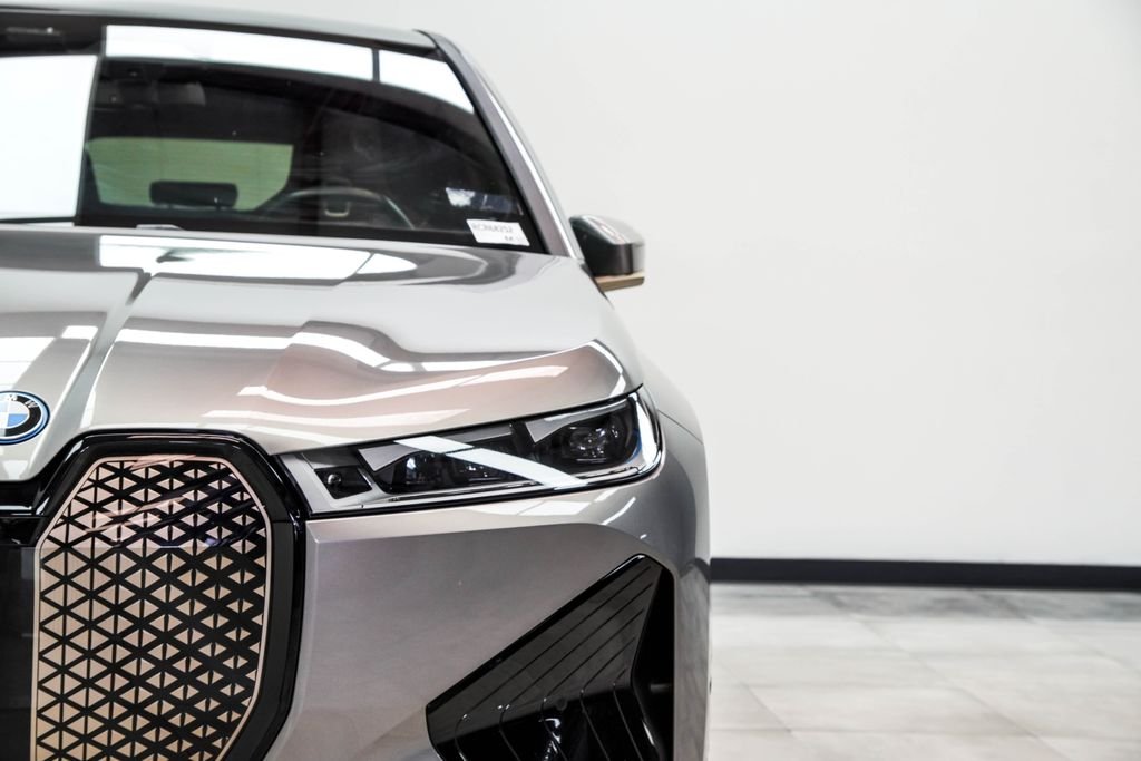 Used 2024 Gray BMW xDrive50 image 4