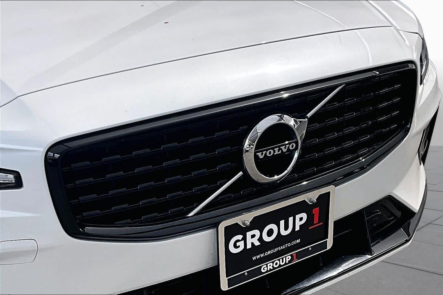 Used 2022 Crystal White Metallic Volvo Momentum image 30