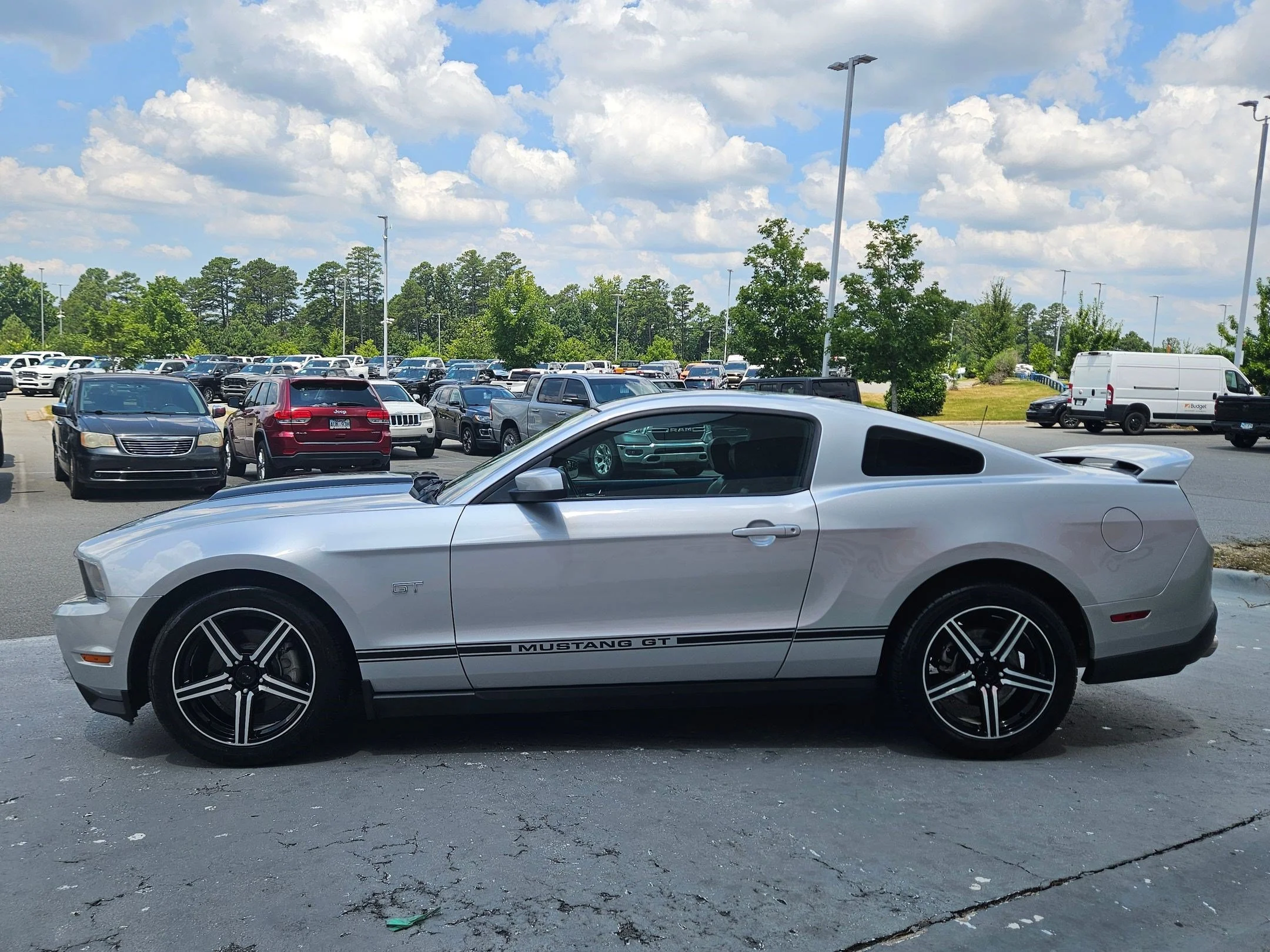 Used 2010 Brilliant Silver Metallic Ford GT Premium image 4