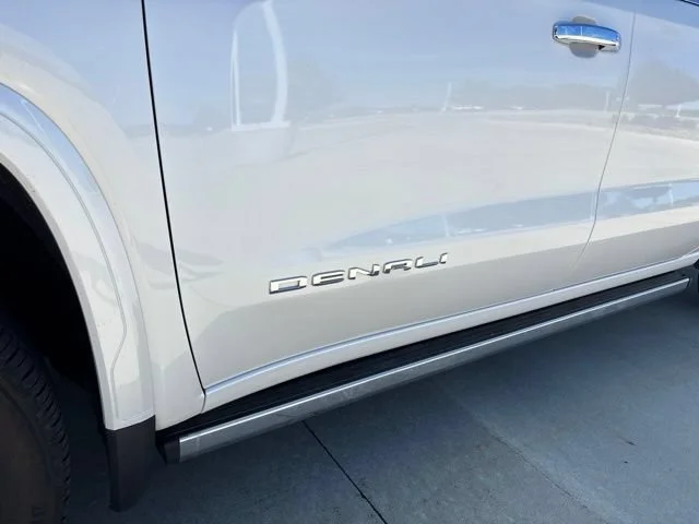 Used 2023 White Frost Tricoat GMC Denali Ultimate image 11