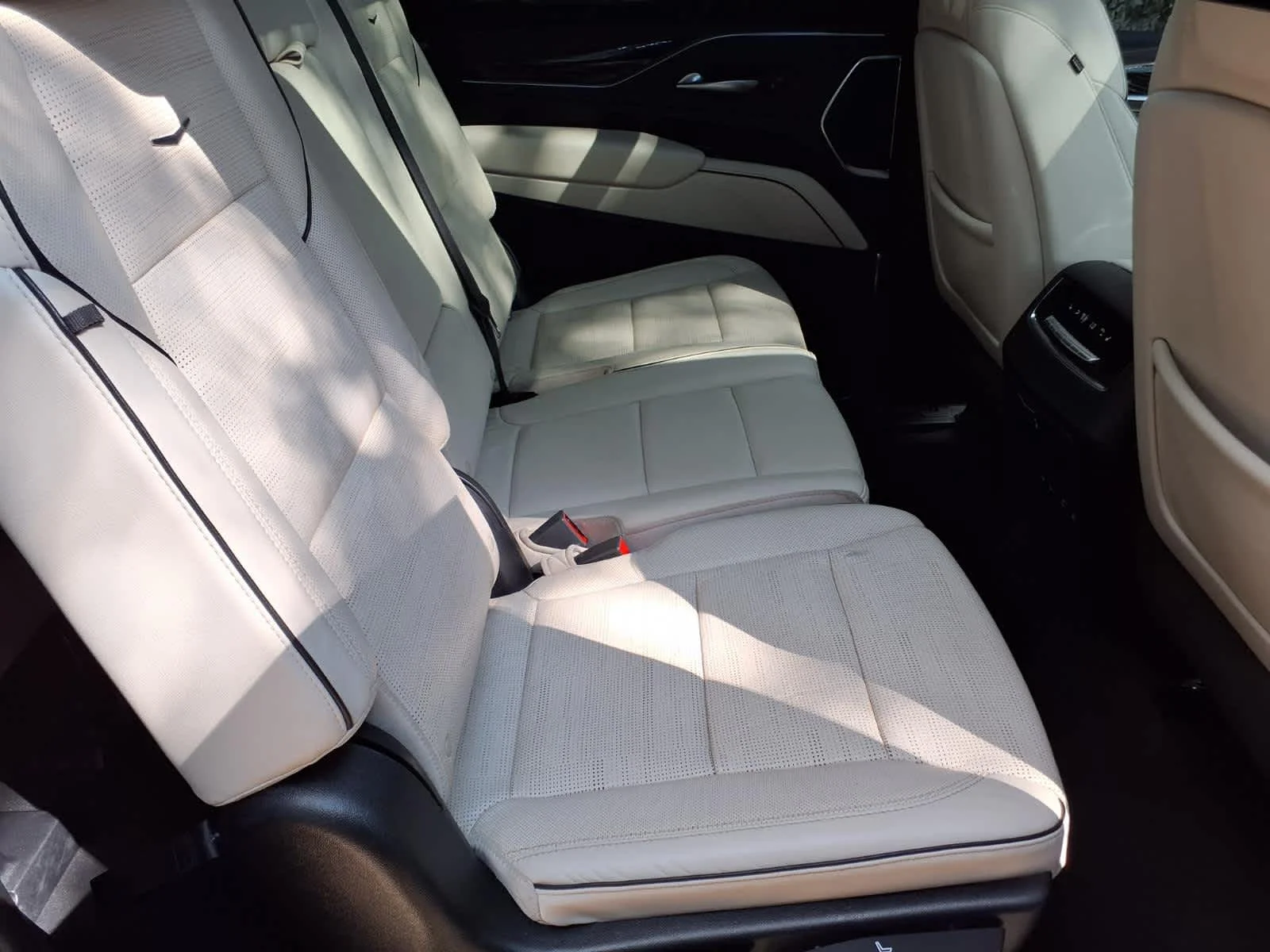 Used 2021 CRYSTAL WHITE TRICOAT Cadillac Sport image 12