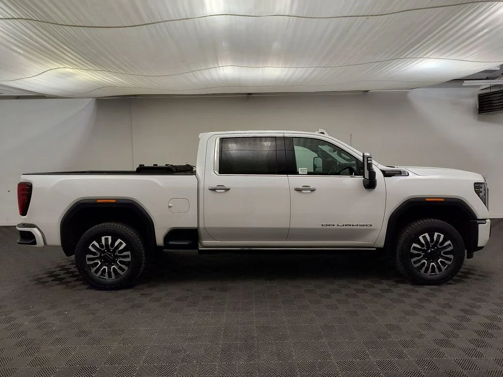 Used 2024 White Frost Tricoat GMC Denali Ultimate image 8
