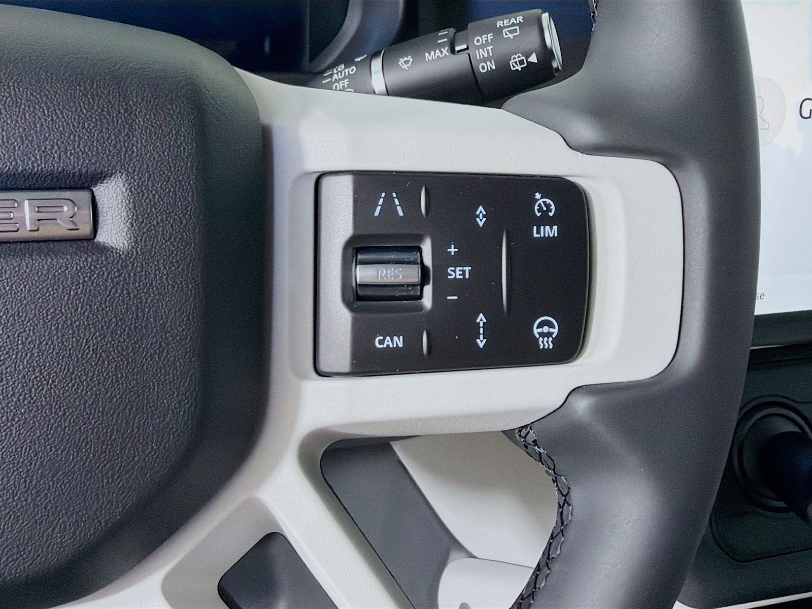 New 2026 Tasman Blue Land Rover X-Dynamic SE image 13