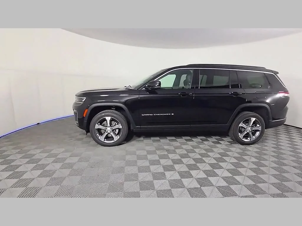 New 2026 Diamond Black Crystal Pearl-Coat Exterior Paint Jeep Limited image 34