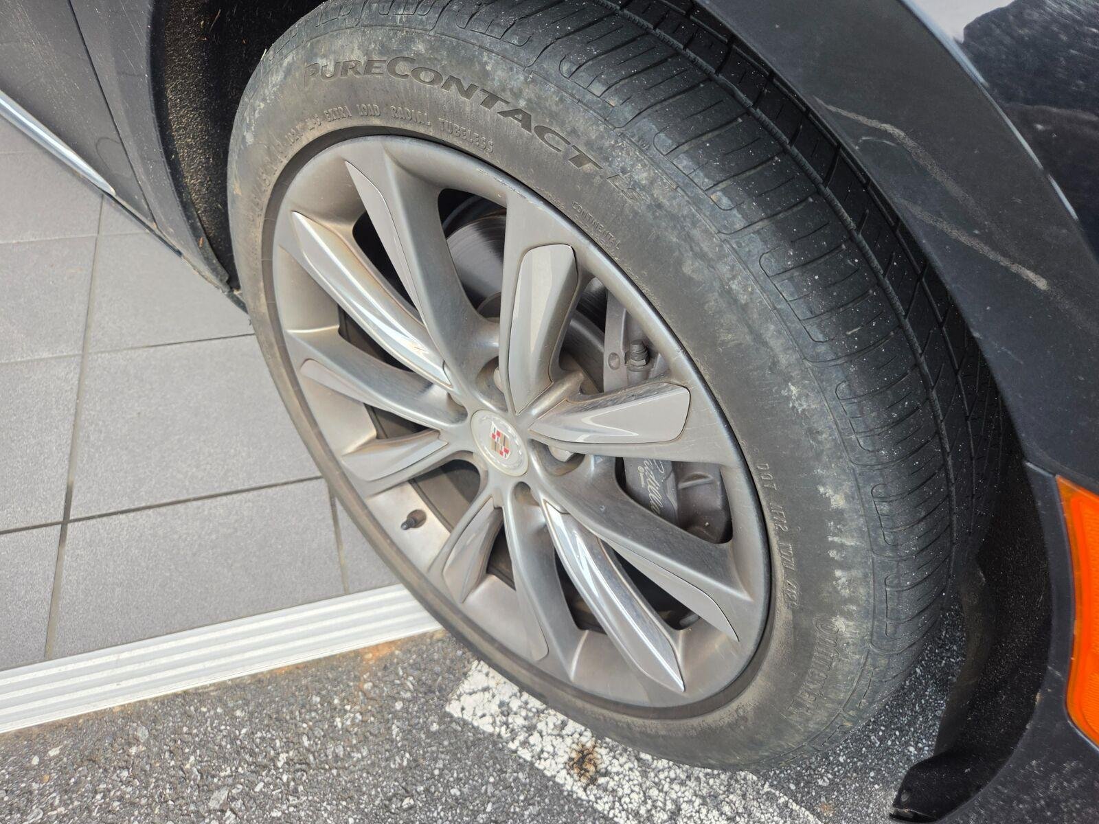 Used 2013 BLACK RAVEN Cadillac 4dr Sdn FWD image 4
